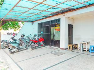 雅加達的住宿－Wisma Juanda Powered by Cocotel，停在大楼外的一组摩托车