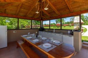 Kuchyň nebo kuchyňský kout v ubytování Ferienhaus mit Privatpool für 12 Personen ca 160 qm in Jakovici, Istrien Binnenland von Istrien