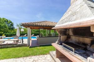 Bazén v ubytování Ferienhaus mit Privatpool für 12 Personen ca 160 qm in Jakovici, Istrien Binnenland von Istrien nebo v jeho okolí + 14 fotografií