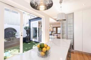 uma cozinha com uma tigela de fruta no balcão em Annandale Sydney 2 Storey Cottage + Courtyard em Sydney