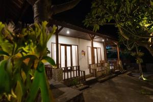 uma casa à noite com muitas janelas em Govinda villa em Nusa Penida