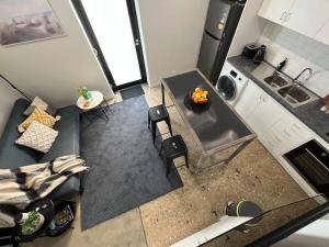 Posezení v ubytování Well located Apt with Loft Bedroom & Aircon