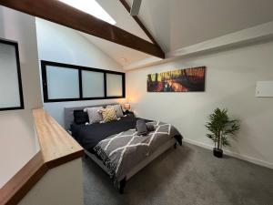 Posezení v ubytování Well located Apt with Loft Bedroom & Aircon