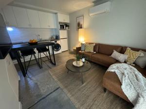 Kuchyň nebo kuchyňský kout v ubytování New Listing Loft Apt & A C in Heart of Devonport