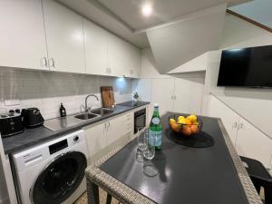 Kuchyň nebo kuchyňský kout v ubytování Well located Apt with Loft Bedroom & Aircon