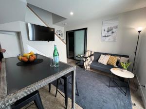 TV a/nebo společenská místnost v ubytování Well located Apt with Loft Bedroom & Aircon