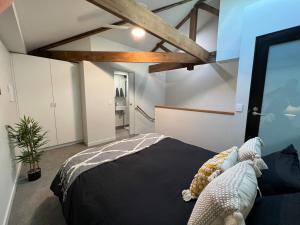 Postel nebo postele na pokoji v ubytování Well located Apt with Loft Bedroom & Aircon