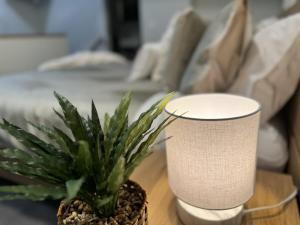 New Listing Loft Apt & A C in Heart of Devonport客房内的一张或多张床位