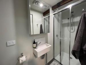 Koupelna v ubytování Well located Apt with Loft Bedroom & Aircon + 20 fotografií