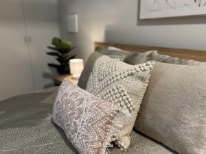 New Listing Loft Apt & A C in Heart of Devonport客房内的一张或多张床位
