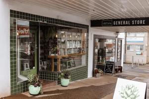 New Listing Loft Apt & A C in Heart of Devonport酒廊或酒吧区