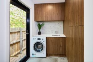 una lavadora en una cocina con fregadero en 5 Bedroom 5 Bathroom Townhouse with Aircon, en Melbourne