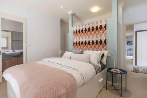 1 dormitorio con 1 cama grande y baño en 3 Bdrm 2 Bthrm House Close to Canberra CBD & ANU en Canberra