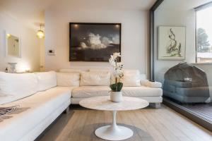 Una sala de estar con un sofá blanco y una mesa. en Luxurious Spacious OneBed Apt close to Bondi Beach, en Sídney