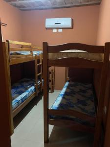 Uma ou mais camas em beliche num quarto em Casa com piscina em Itamaracá