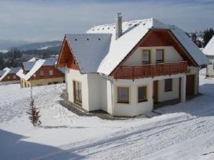 een klein huis met sneeuw op de grond bij Ferienhaus für 10 Personen in Slupecna, Böhen Moldau in Lipno nad Vltavou