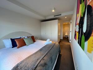 1 dormitorio con 1 cama grande en una habitación en Modern 2 Bdrm Apt with Water Views 2x Car Spots en Canberra