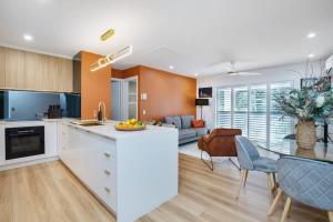Dapur atau dapur kecil di 1 Bedroom Gem with Aircon Stroll to Beach