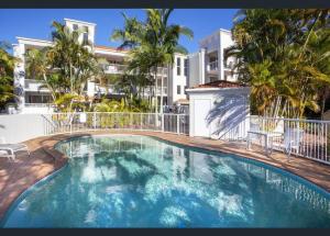 uma grande piscina em frente a um edifício em 1 Bedroom Gem with Aircon Stroll to Beach em Gold Coast