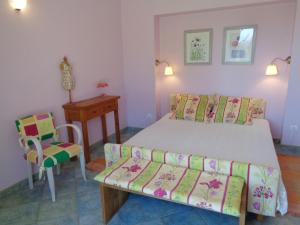 a bedroom with a bed and a table and a chair at Gîte Lentigny, 3 pièces, 4 personnes - FR-1-496-129 in Lentigny