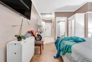 a bedroom with a bed and a tv on a wall at Cozy Studio in Adina Brisbane CBD Anzac Square in Brisbane +7 photos