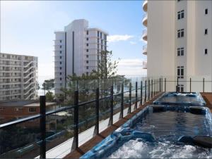 bañera de hidromasaje en el balcón de un edificio en Mantra View Studio Surfers Paradise Walk To Beach, en Gold Coast