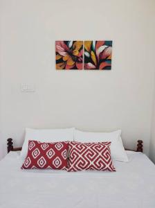 科钦Flat in Kochi (302)的一张白色的床,上面有三个枕头