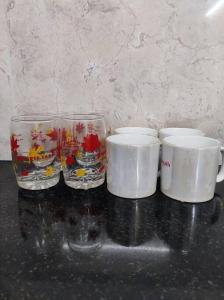 科钦Flat in Kochi (302)的一组四杯坐在柜台上