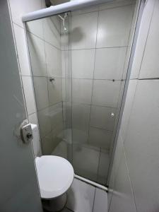 uma casa de banho com um WC e uma cabina de duche em vidro. em Hotel Music and Sports em São Paulo