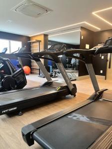 une salle de sport avec un tapis de course et d'autres équipements d'exercice dans l'établissement Apartamento Studio Hub Smart, à Criciúma