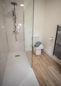 La salle de bains est pourvue d'une douche et de toilettes. dans l'établissement Aqua nest Eastbourne, à Eastbourne