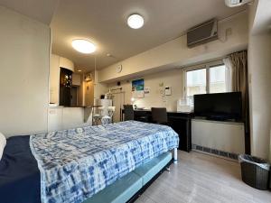 een hotelkamer met een bed, een keuken en een keuken bij ラ・パルフェド・札幌607/La Parfait Sapporo　607 in Kita-rokujō