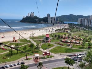 Blick auf den Strand von einer Gondel in der Unterkunft Flat 406A com piscina in São Vicente