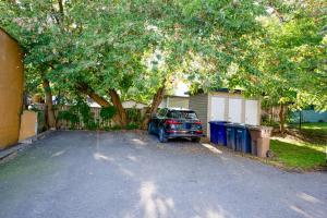 a car parked in a driveway under a tree at Appartment 2BR 4 beds AC wi-Fi Smart TV FreeParking in Laval