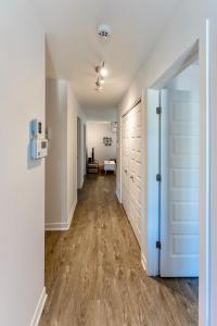 Photo de la galerie de l'établissement Appartment 2BR 4 beds AC wi-Fi Smart TV FreeParking, à Laval