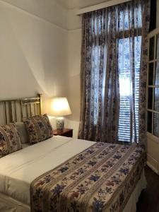 um quarto com uma cama grande e uma janela em Gran Texier Hotel Casino em Concepción del Uruguay