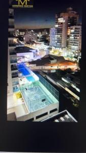 een uitzicht vanaf de top van een gebouw 's nachts bij Apartamento Edificio Sunset 1404 in Vila Velha