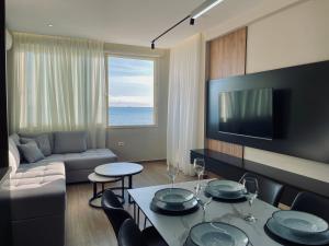 een woonkamer met een tafel en een bank bij Luxurious Dreamy seaview apartment in Durrës
