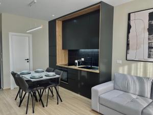 een keuken en een woonkamer met een tafel en een bank bij Luxurious Dreamy seaview apartment in Durrës