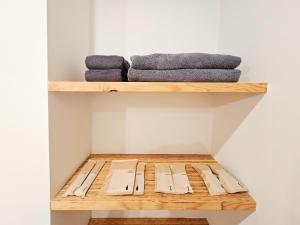 un estante con toallas y toallas plegadas. en LUXE TECH VILLA Ashitoku - Vacation STAY 10822v, en Akaoki