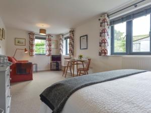 a bedroom with a bed and a table and chairs at Lillemor in Okehampton