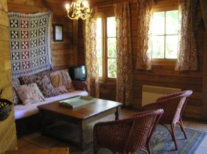 un soggiorno con un divano e un tavolo di Residences Du Golf Des Roucous a Sauveterre