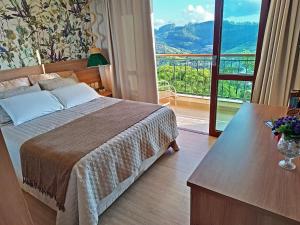 Ένα ή περισσότερα κρεβάτια σε δωμάτιο στο FLAT VARANDA PEDRA AZUL - Vista Azul Apart Hotel +64 φωτογραφίες