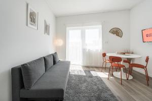 ein Wohnzimmer mit einem Sofa und einem Tisch in der Unterkunft GuestReady - A sunny moment in Porto in Porto
