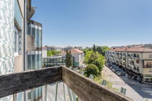 einen Blick vom Balkon eines Gebäudes in der Unterkunft GuestReady - A sunny moment in Porto in Porto
