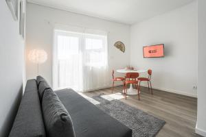 ein Wohnzimmer mit einem Sofa und einem Tisch in der Unterkunft GuestReady - A sunny moment in Porto in Porto