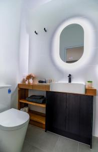 W łazience znajduje się umywalka i lustro. w obiekcie 239 High by Regional Escapes w mieście Geelong