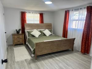 Ένα ή περισσότερα κρεβάτια σε δωμάτιο στο Sunny 3bd home! 10 mins to the beach