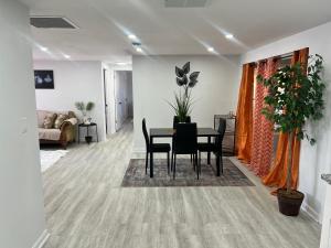 Χώρος καθιστικού στο Sunny 3bd home! 10 mins to the beach