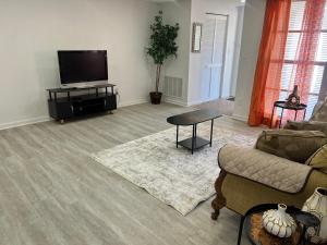 Μια τηλεόραση ή/και κέντρο ψυχαγωγίας στο Sunny 3bd home! 10 mins to the beach